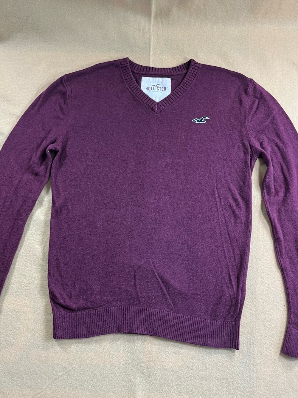Hollister Men's V-Neck Sweater in Plum